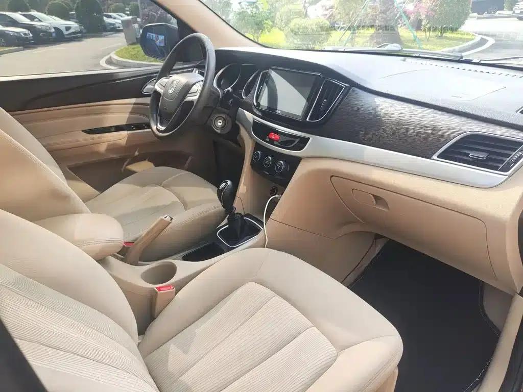 Baojun 730 2019 1.5L Manual Value Edition 7-Seater National VI Emission Standard — миниатюра 19