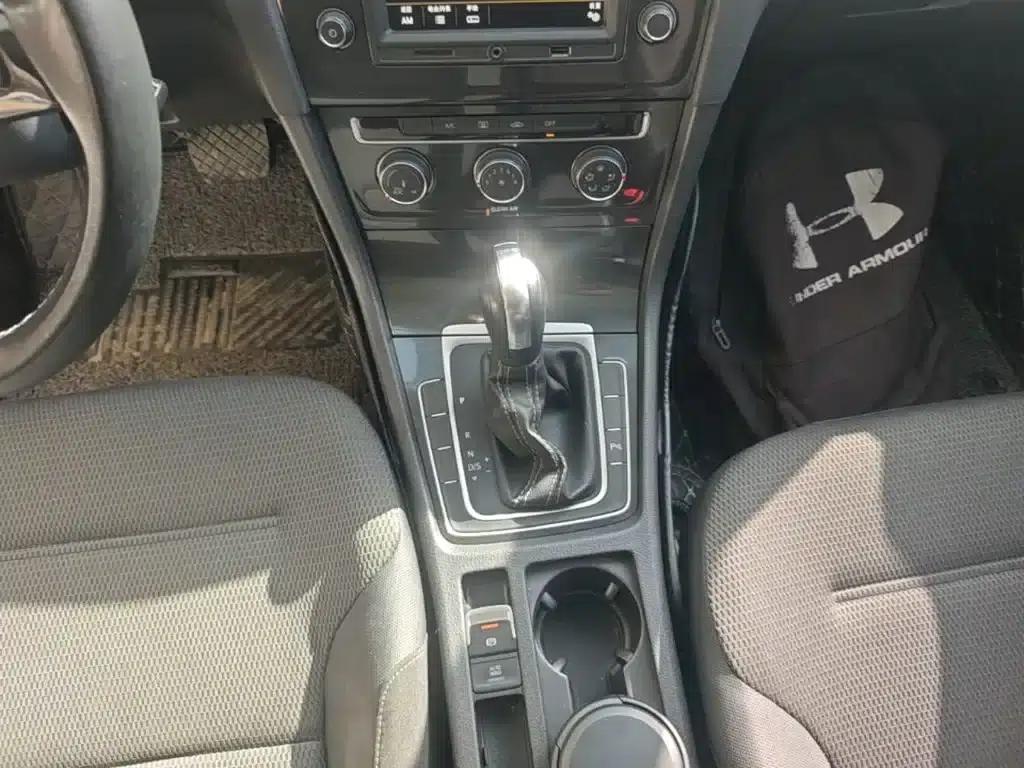 2017 Golf 230TSI Automatic Comfort Millionth Unit Commemorative Edition — миниатюра 14