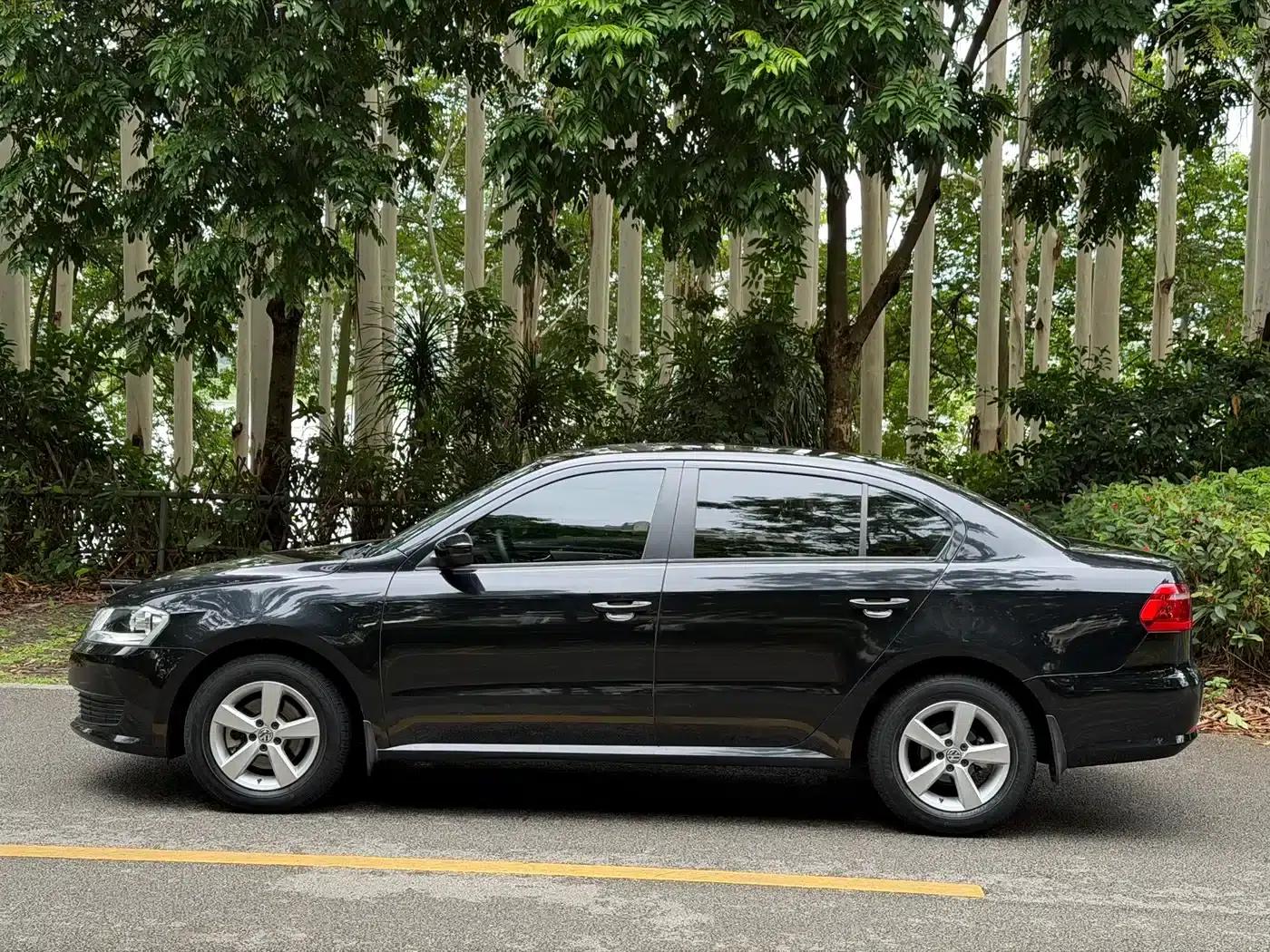 2013 Volkswagen Lavida Classic Facelift 1.6L Manual Comfort Edition — миниатюра 2