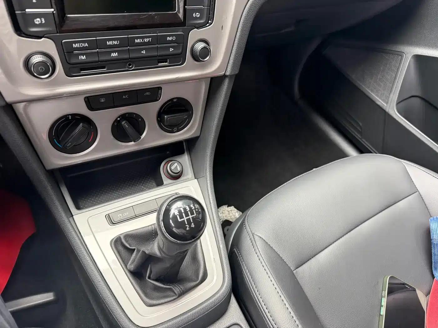 2013 Volkswagen Lavida Classic Facelift 1.6L Manual Comfort Edition — миниатюра 13