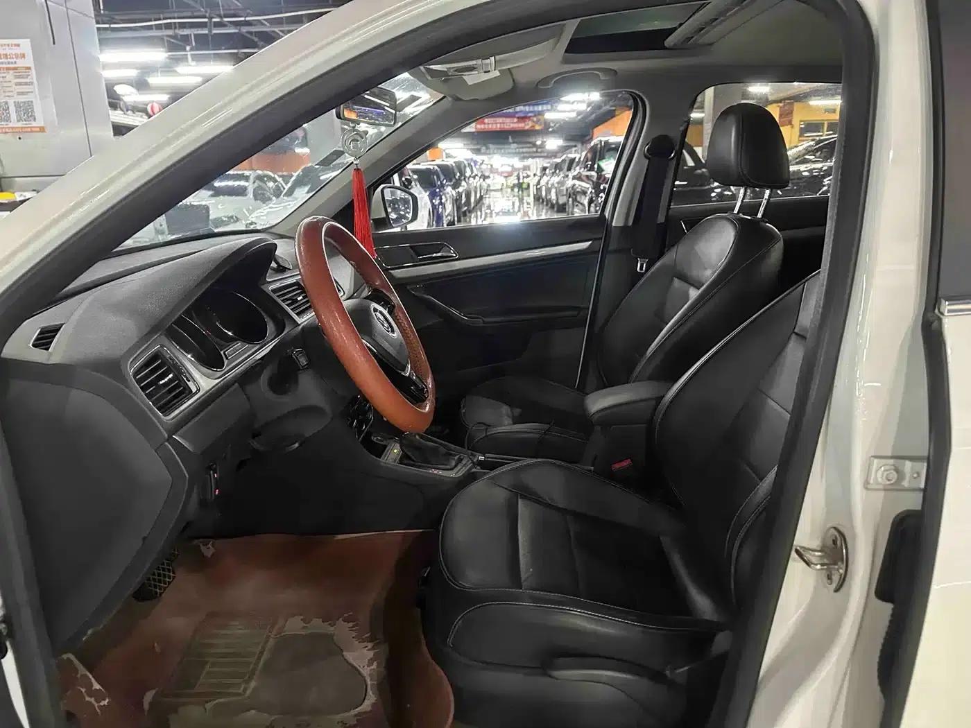 2015 Volkswagen Lavida 1.6L Automatic Comfort Edition — миниатюра 4