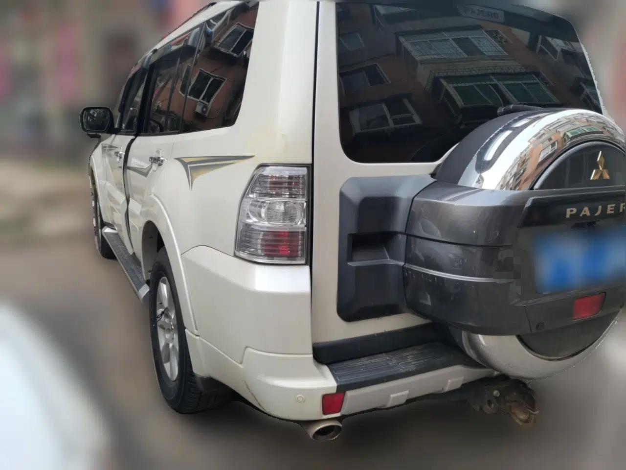 Mitsubishi Pajero 2015 3.0L Automatic Elite Overdrive Version China IV Standard — миниатюра 4