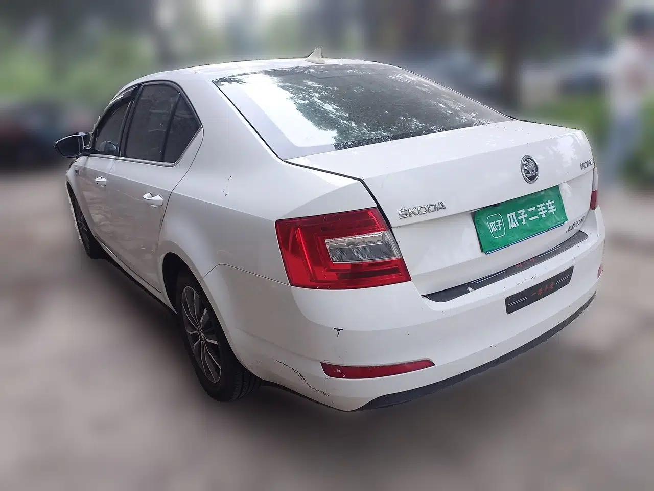 Skoda Octavia 2017 1.6L Automatic Chuanxing Edition — миниатюра 4
