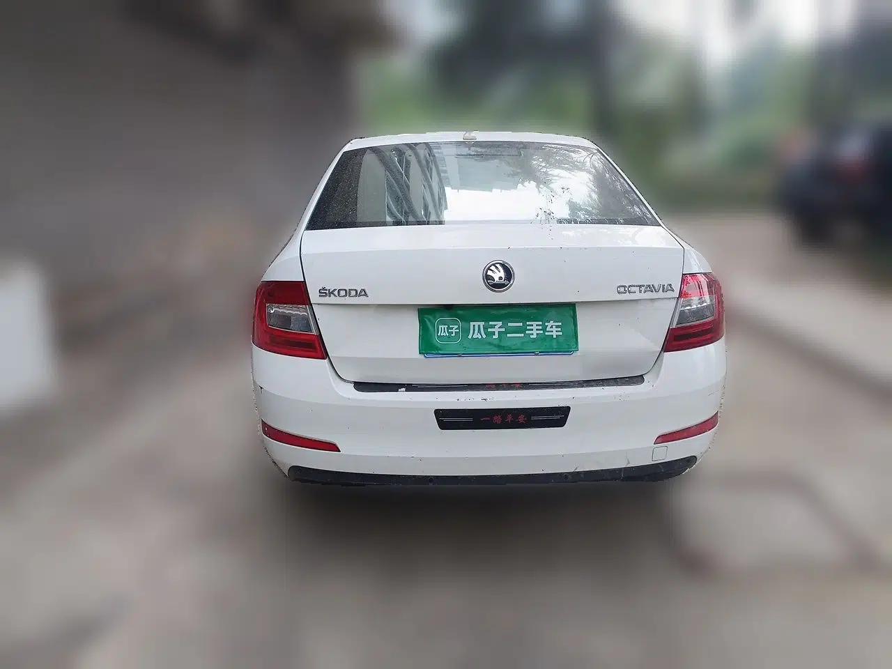 Skoda Octavia 2017 1.6L Automatic Chuanxing Edition — миниатюра 5