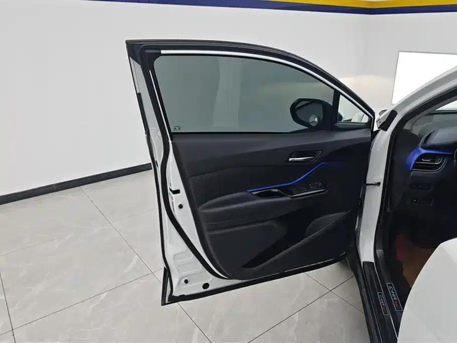 Toyota C-HR 2023 2.0L Luxury Edition — миниатюра 7