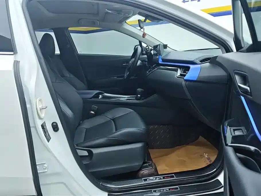 Toyota C-HR 2023 2.0L Luxury Edition — миниатюра 8
