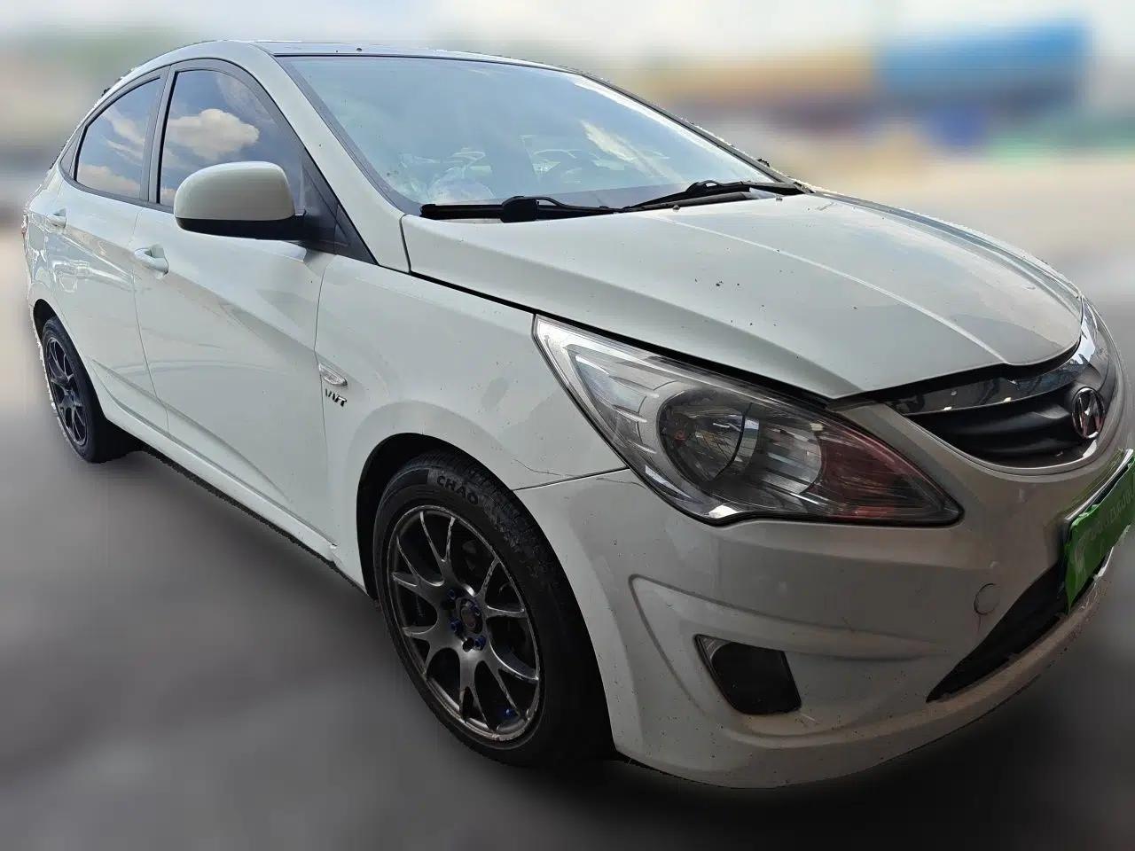 Hyundai Verna (older generation) 2010 Sedan 1.4L Automatic Fashionable GT Model — миниатюра 3