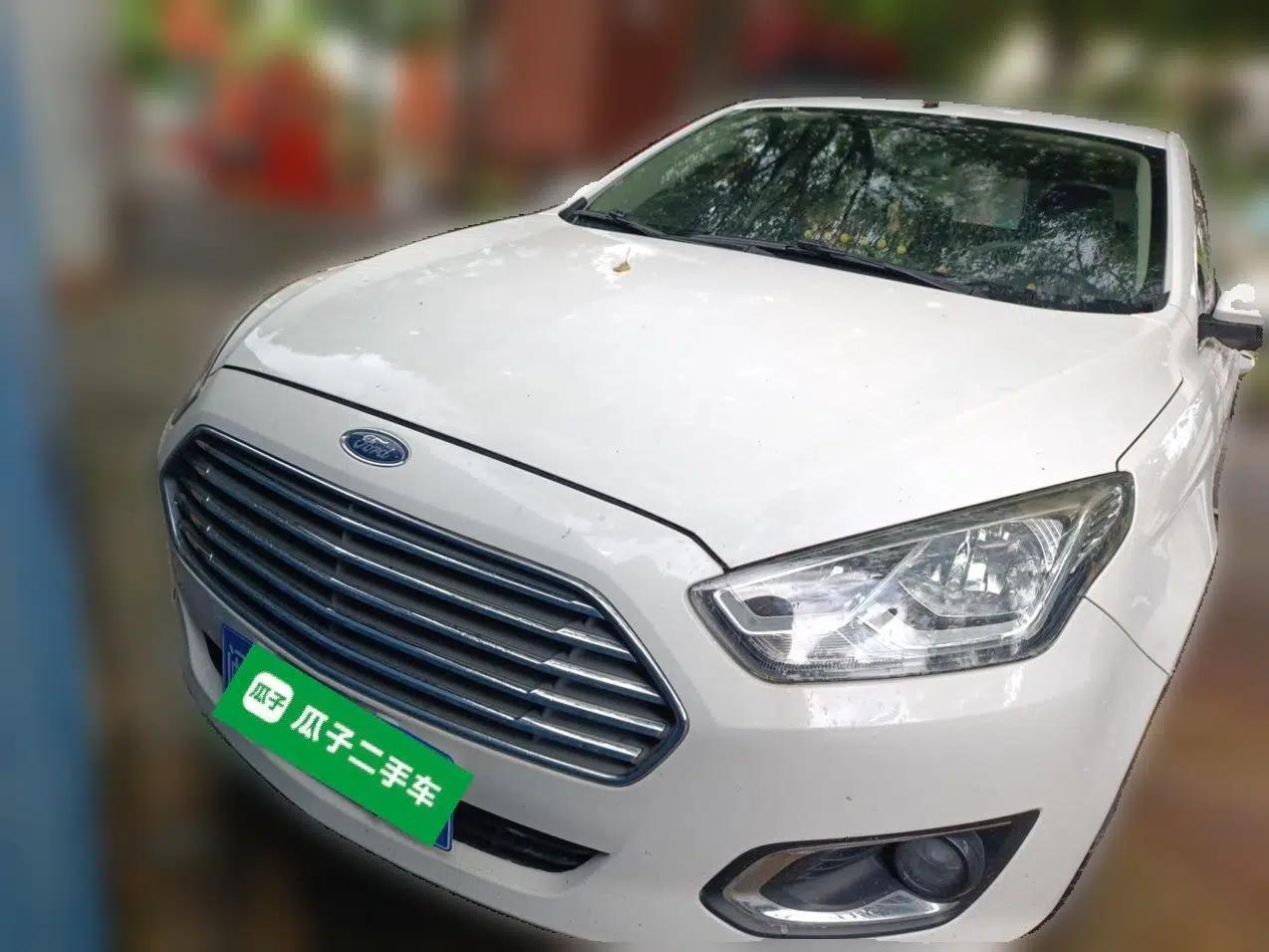 Ford Escort 2015 1.5L Automatic Fashion Model — миниатюра 2