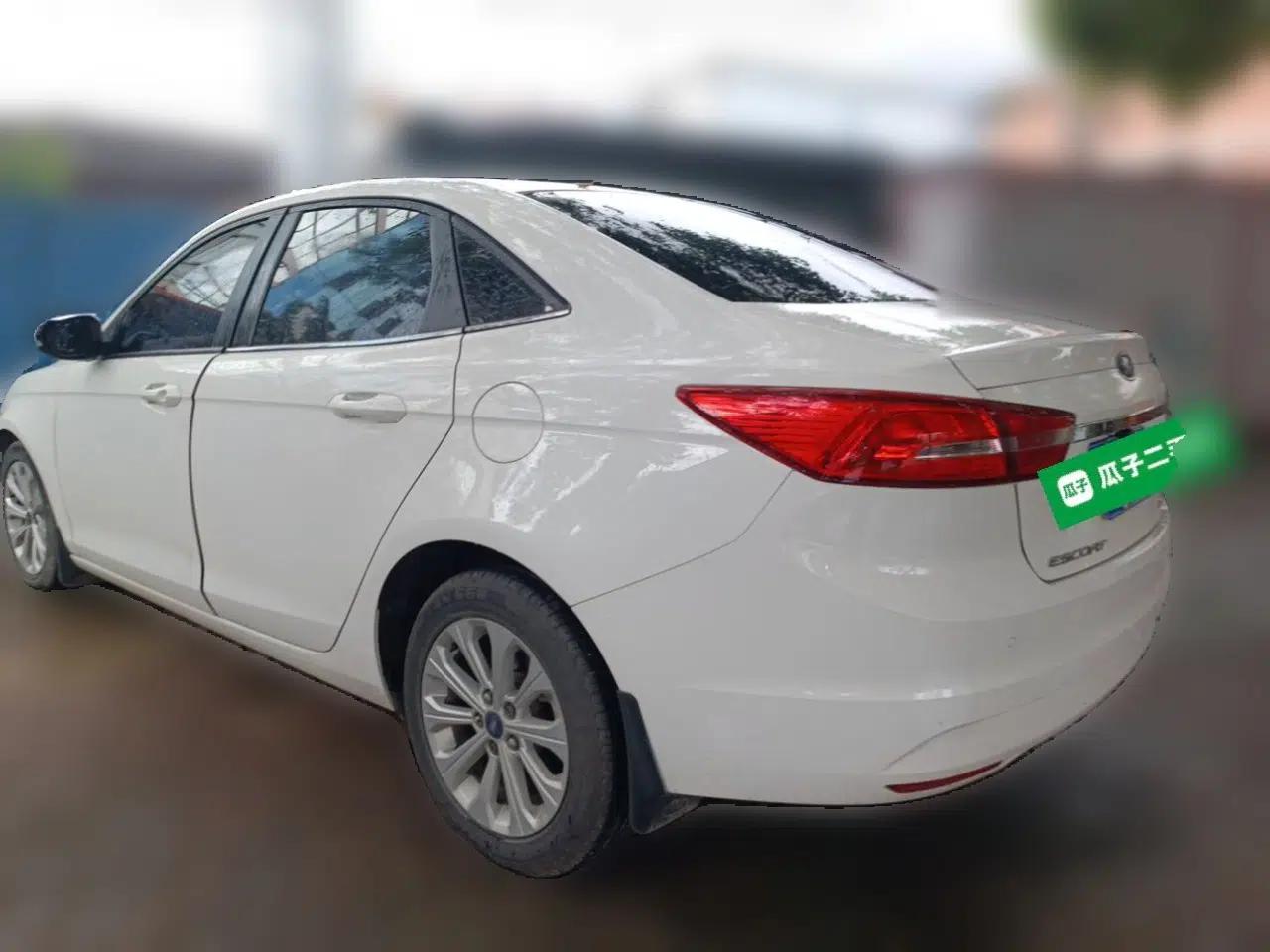 Ford Escort 2015 1.5L Automatic Fashion Model — миниатюра 4