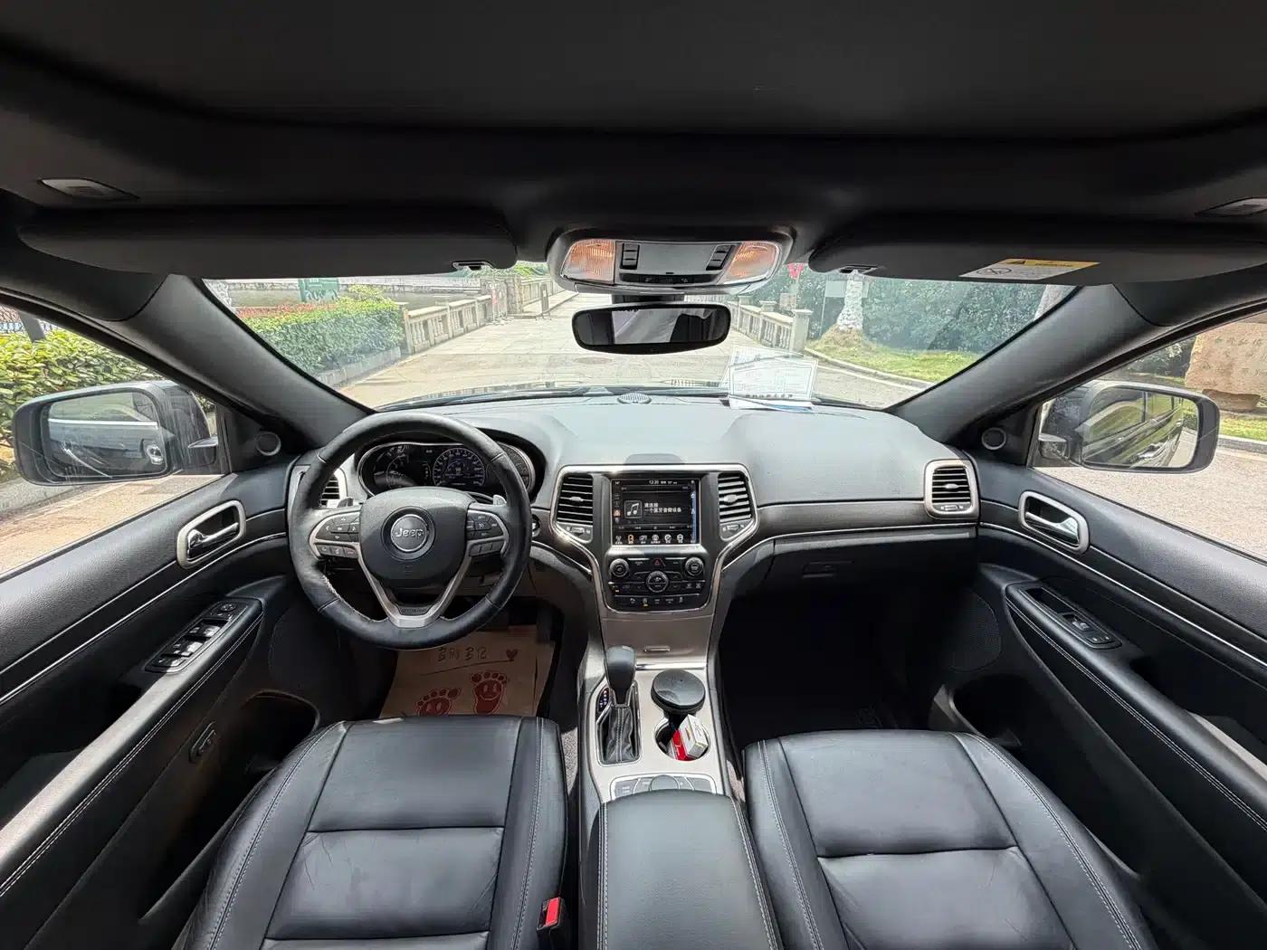 2017 Jeep Grand Cherokee Imported Model 3.0L Comfort Navigation Edition — миниатюра 12