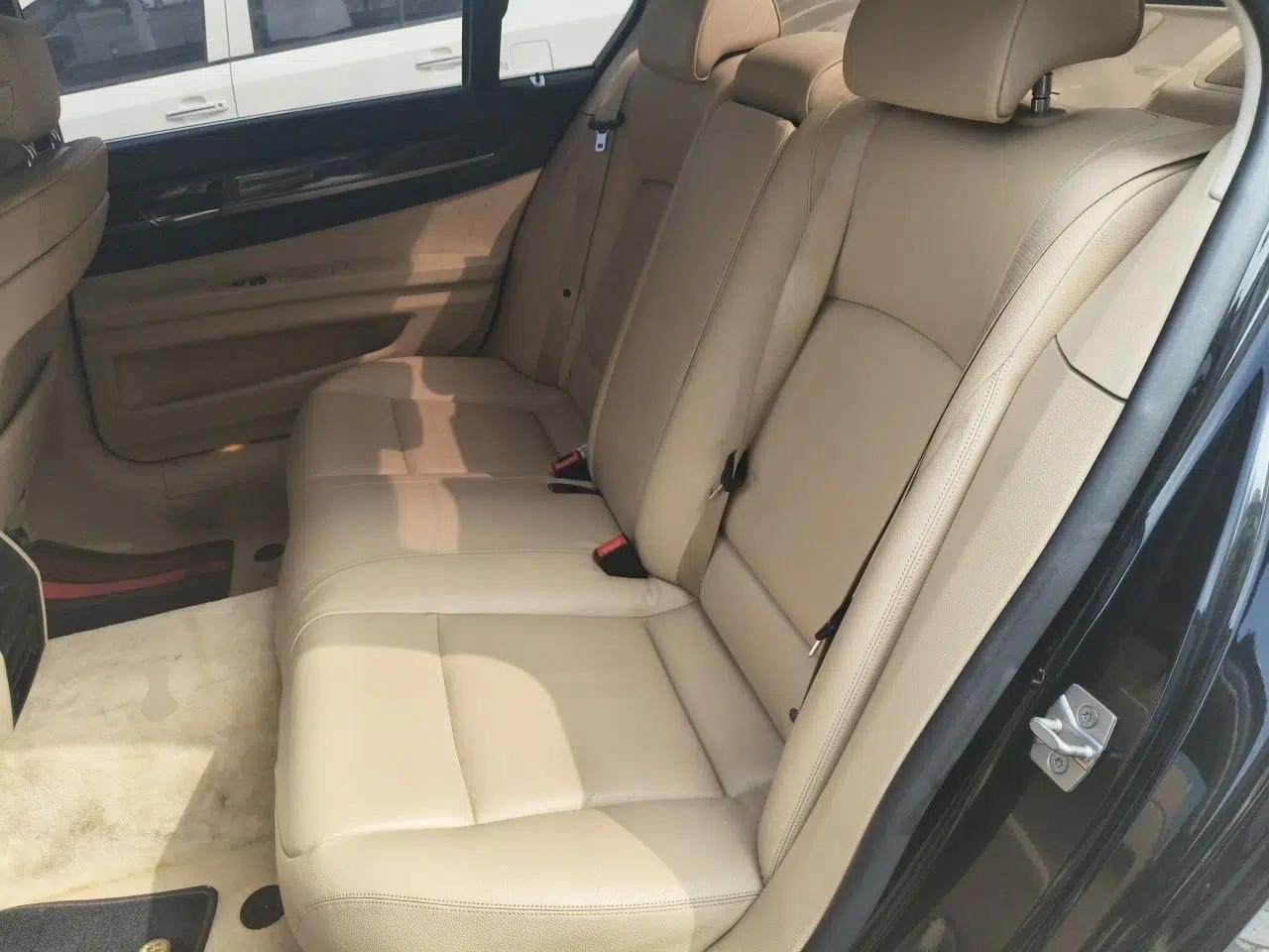 BMW 7 Series 2011 730Li Elegant Model — миниатюра 17