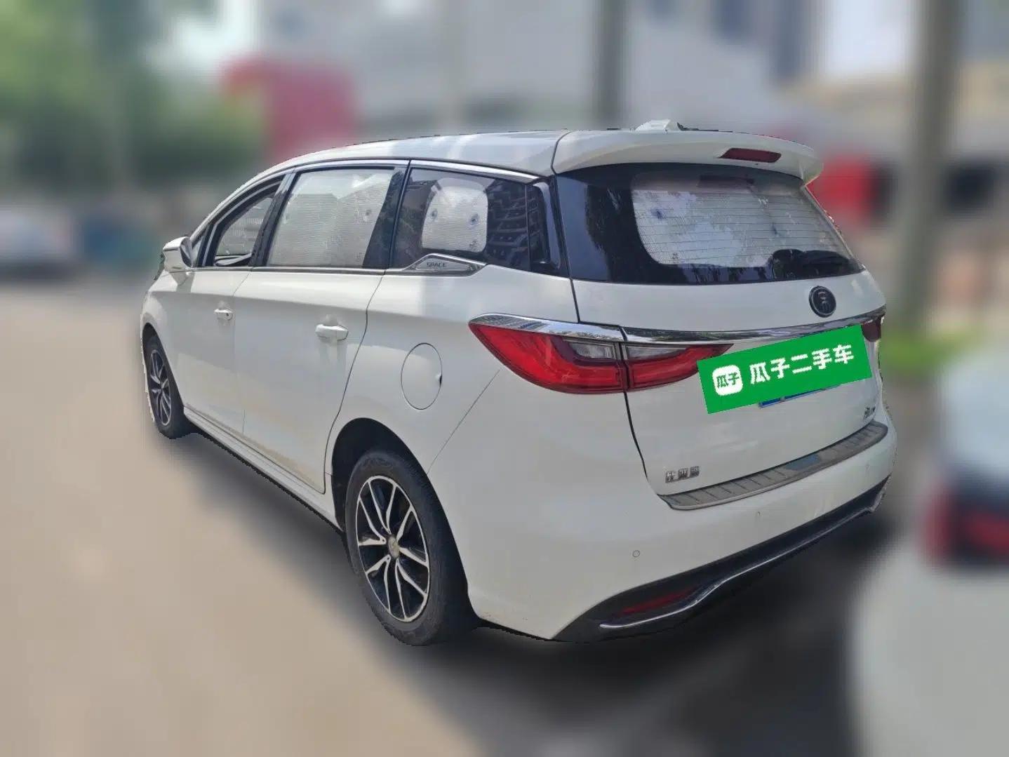 BYD Song MAX 2018 1.5T Manual Smart Connect Luxury 6-Seater — миниатюра 4