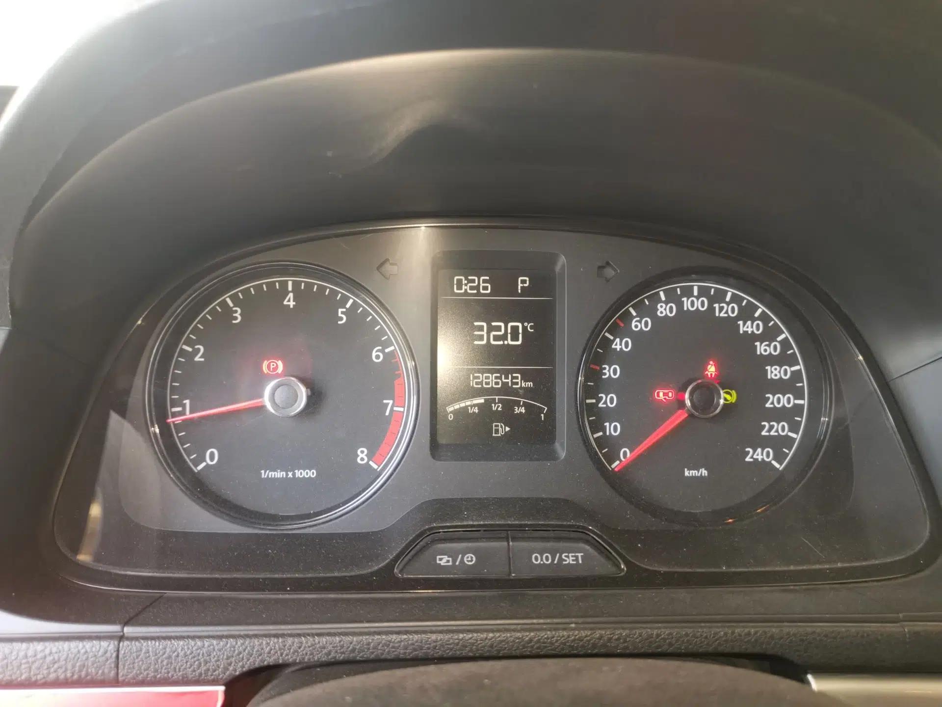 Volkswagen Lavida 2015 1.6L Automatic Fashion Edition — миниатюра 11