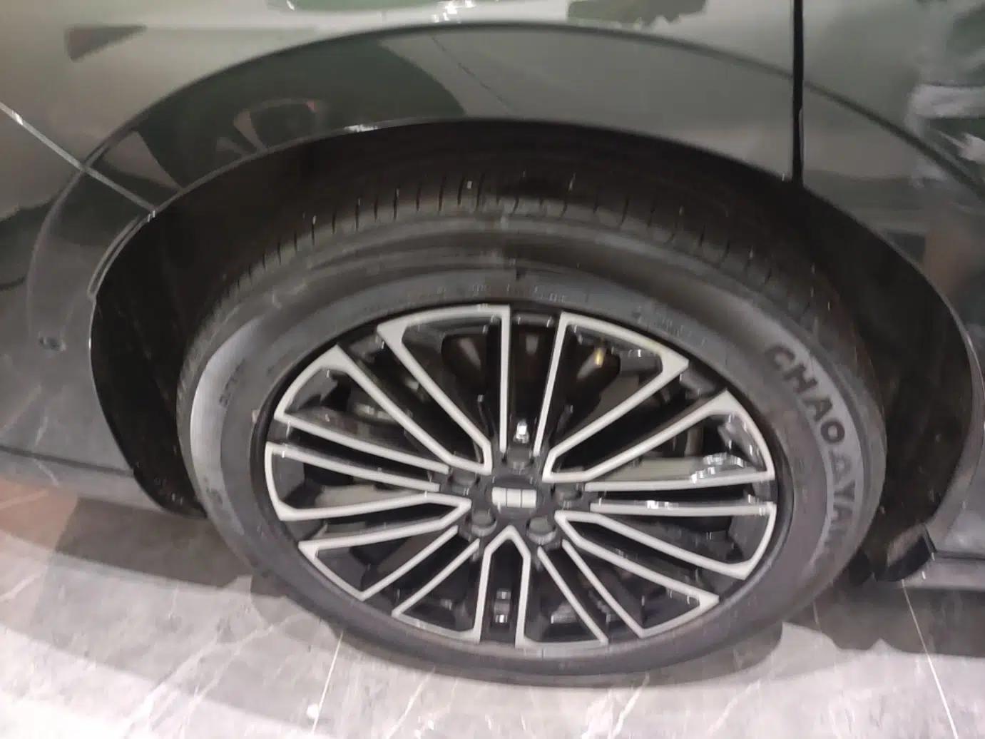 Geely Galaxy 8 2025 130km EM-i Deluxe Edition — миниатюра 11