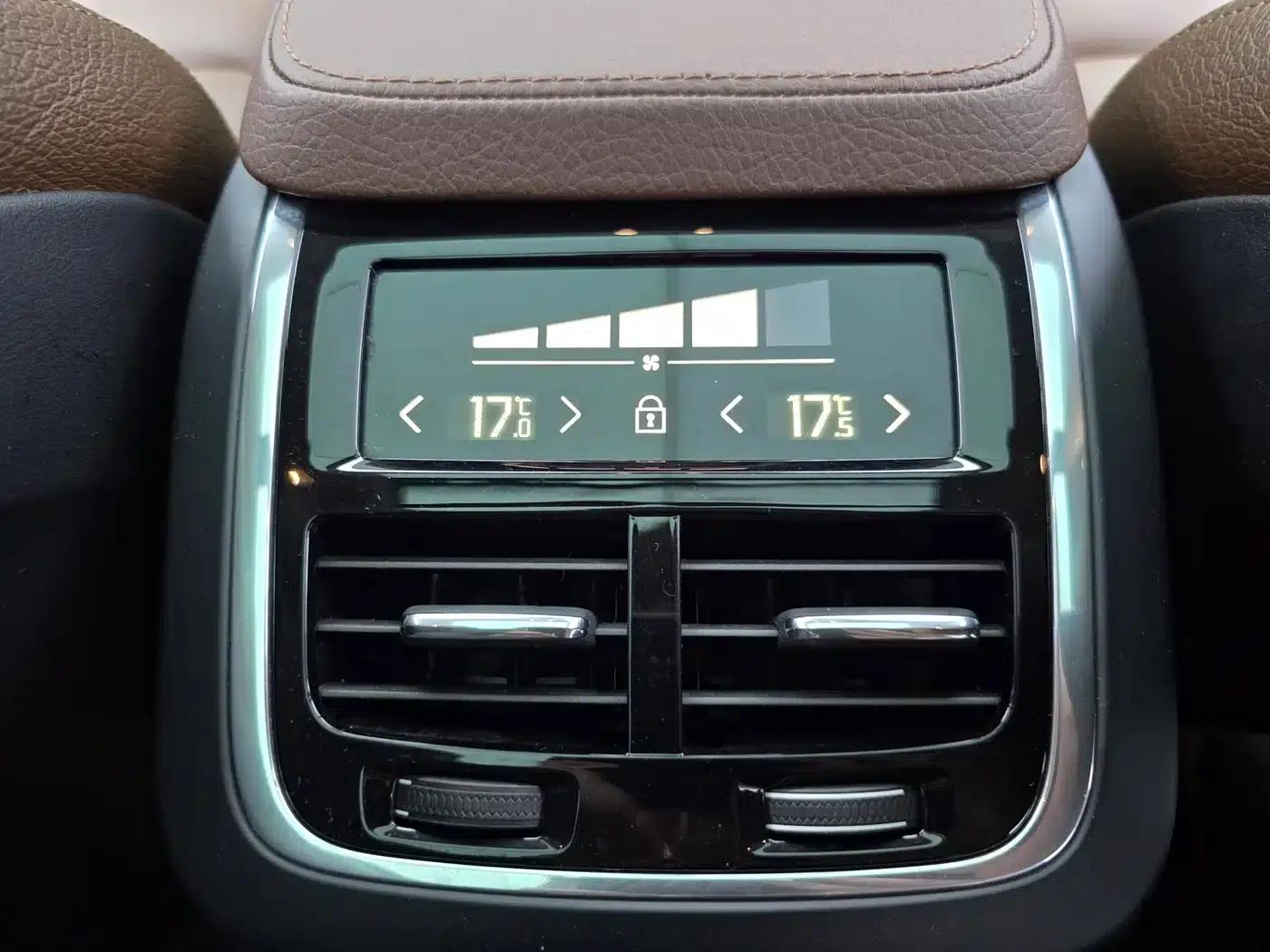 2020 Volvo XC90 T6 Inscription Luxury Edition 7-seater — миниатюра 26