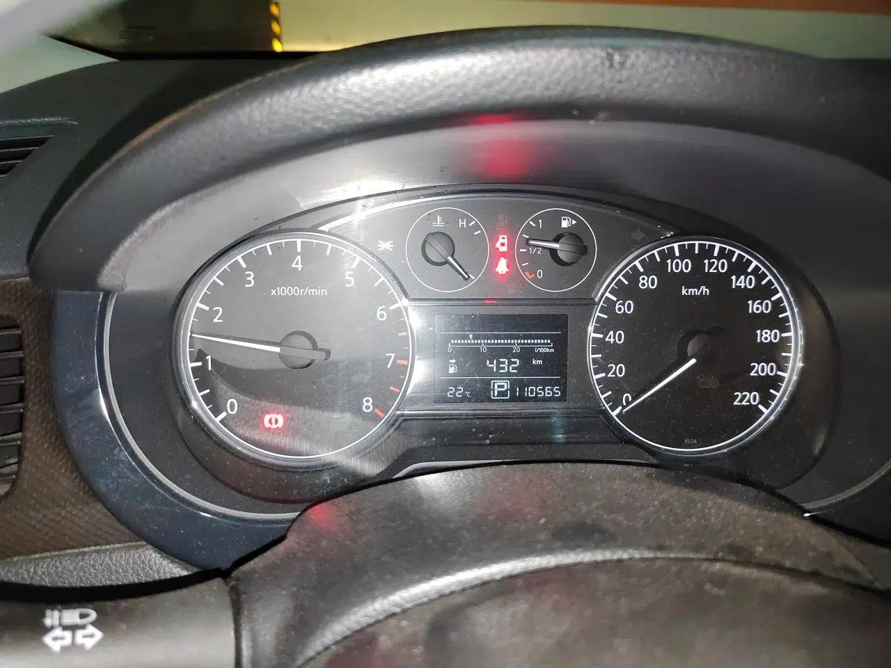 Nissan Tiida 2013 1.6L CVT Cool Cafe Edition — миниатюра 11