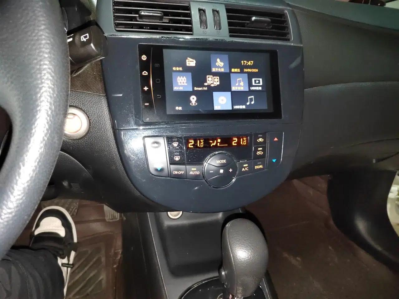 Nissan Tiida 2013 1.6L CVT Cool Cafe Edition — миниатюра 13