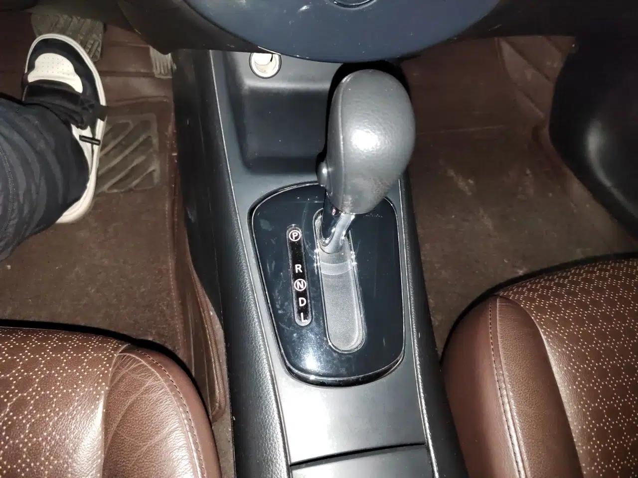 Nissan Tiida 2013 1.6L CVT Cool Cafe Edition — миниатюра 14