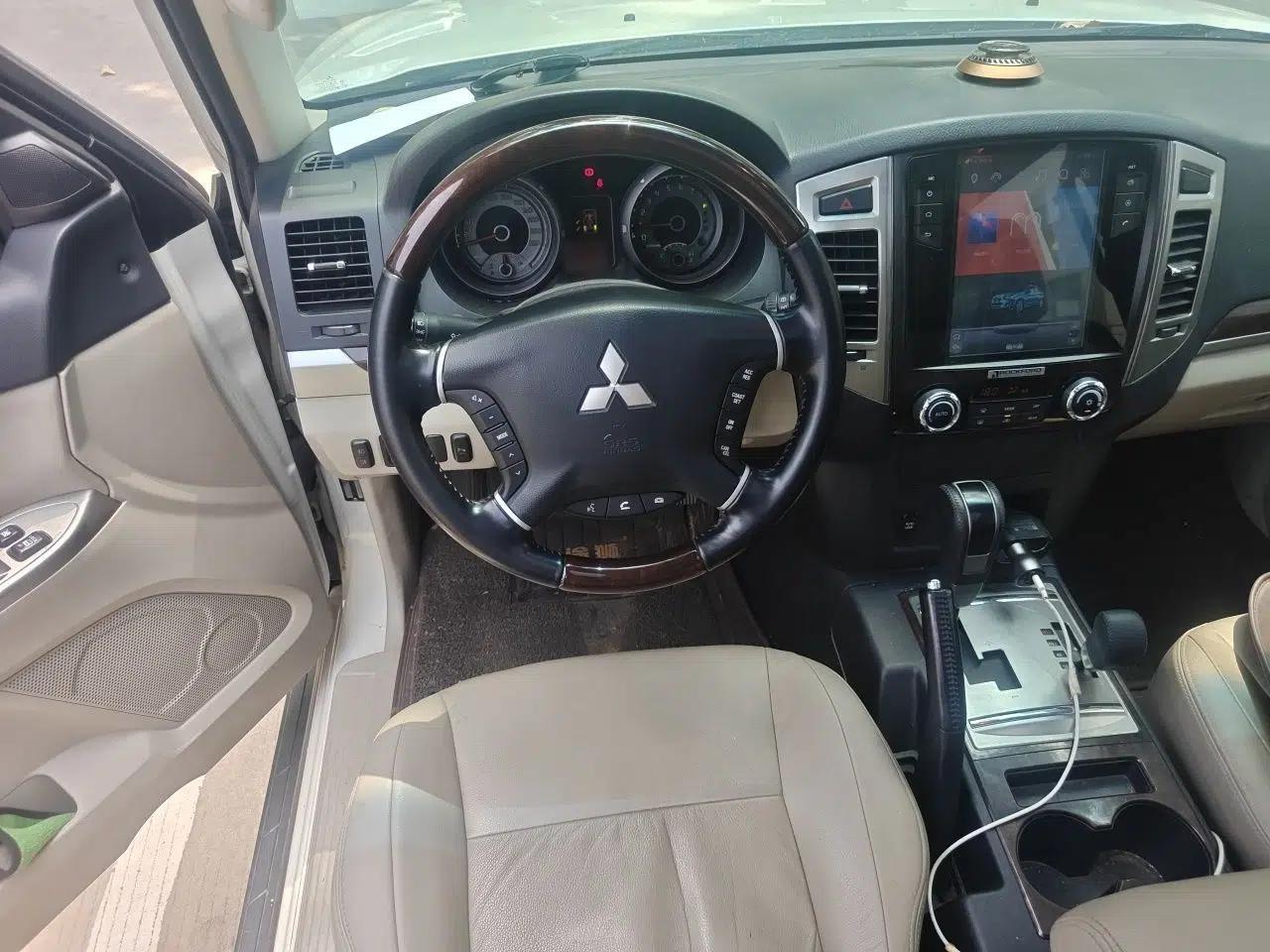 Mitsubishi Pajero 2018 V97 3.8L 5-Door GLS Sunroof – Middle East — миниатюра 10