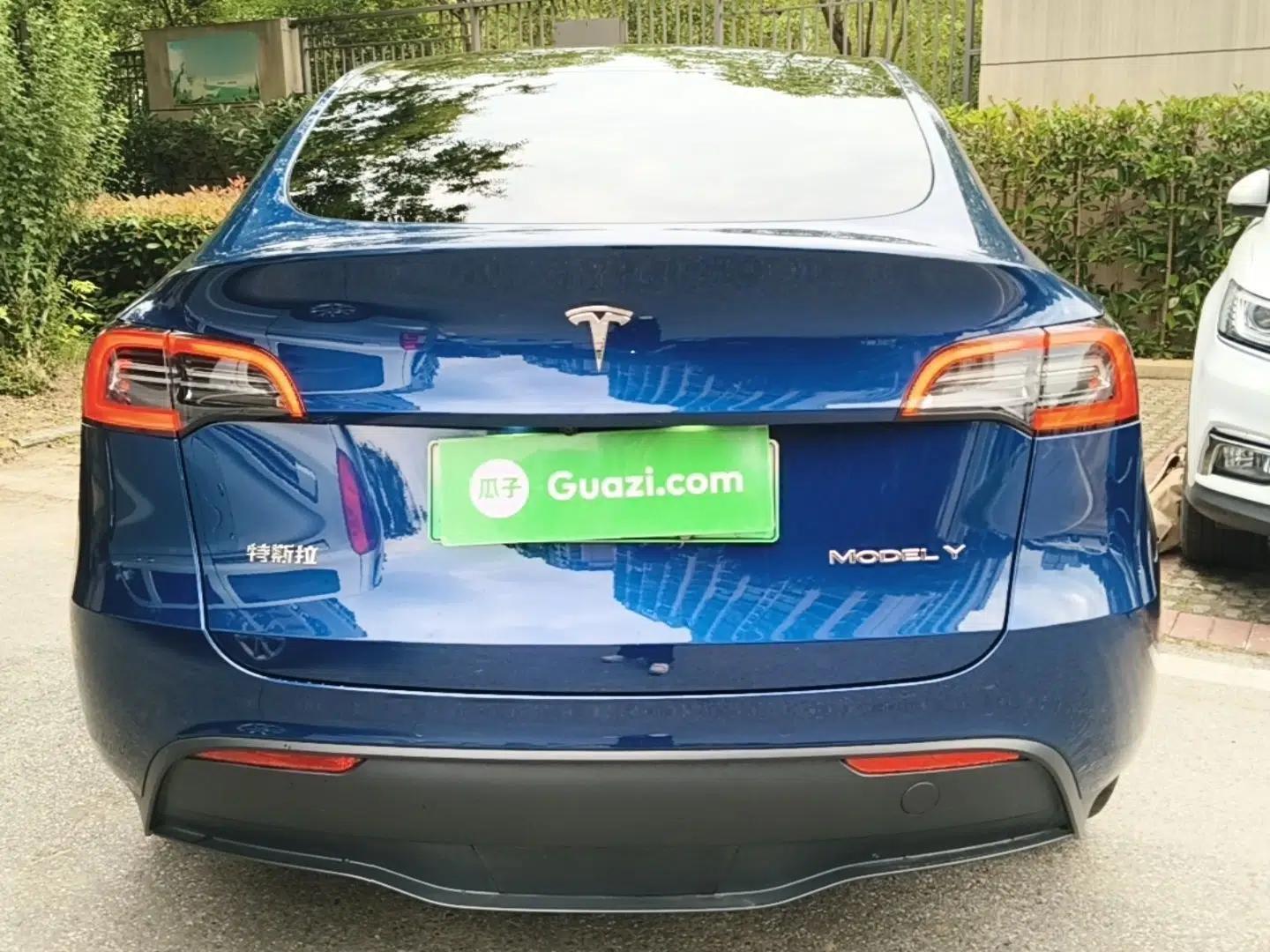 Tesla Model Y 2021 Long-Range All-Wheel-Drive Version — миниатюра 5