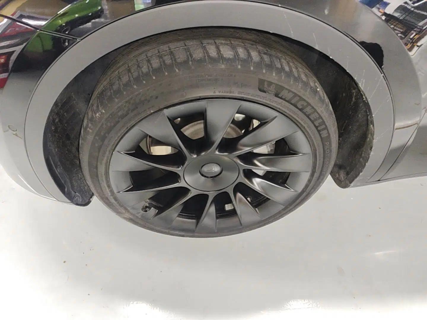 Tesla Model Y 2023 Long-Range All-Wheel-Drive Version — миниатюра 10