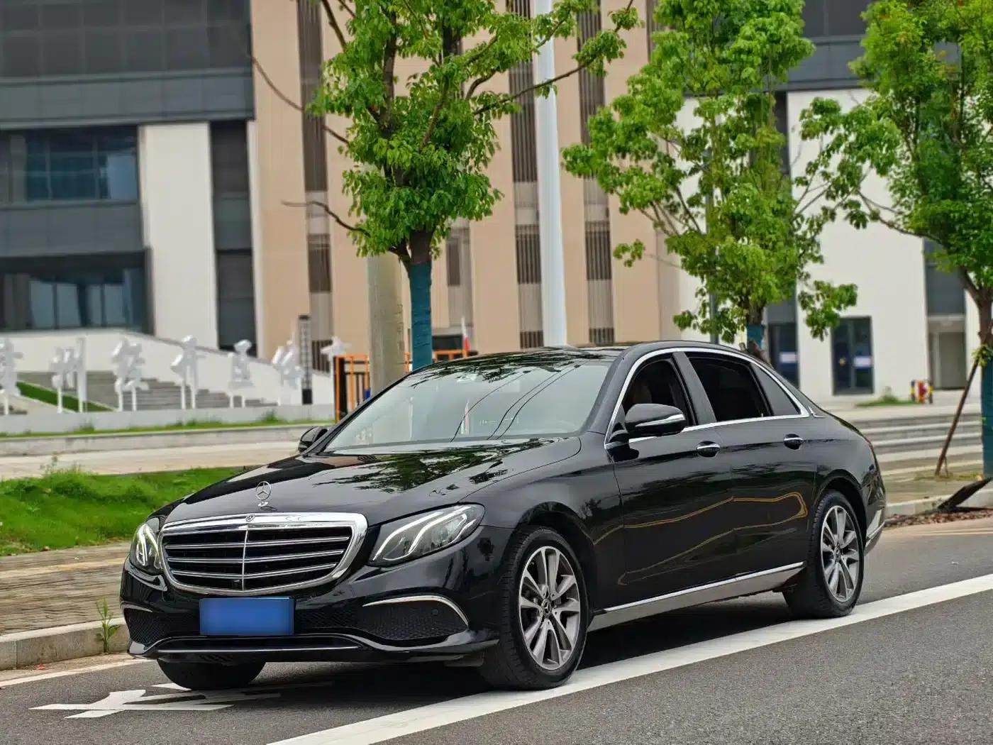 Mercedes-Benz E-Class 2019 Facelift E 300 L Fashion Model — миниатюра 1