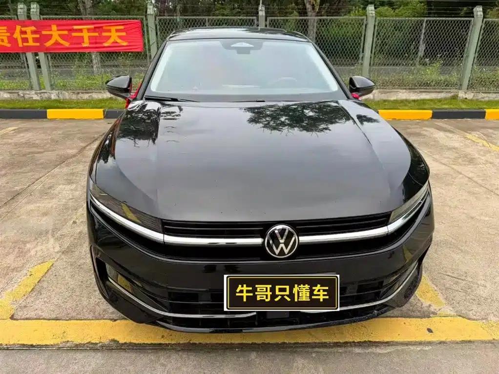 The 2026 Volkswagen Passat 300TSI Premium Edition is eye-catching. — миниатюра 3