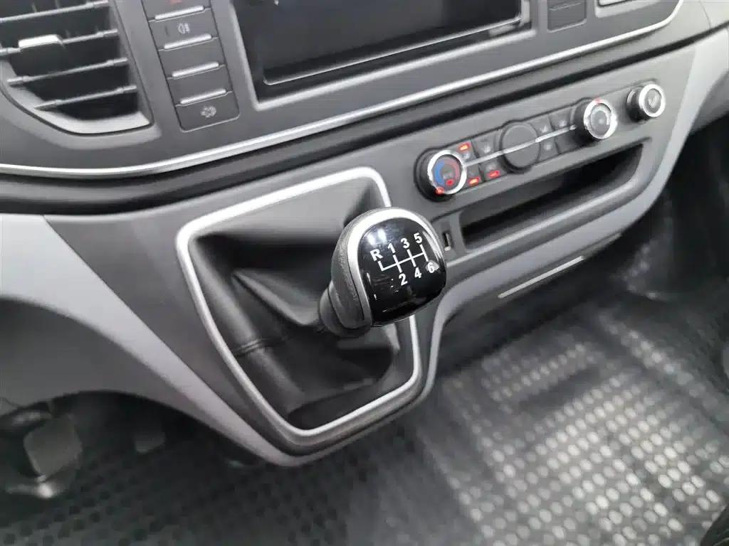 Xintu V80 2021 Model 2.0T Manual Classic Aoyuntong 127PS Medium Wheelbase Medium Roof 6/7/8/9 Seats — миниатюра 13