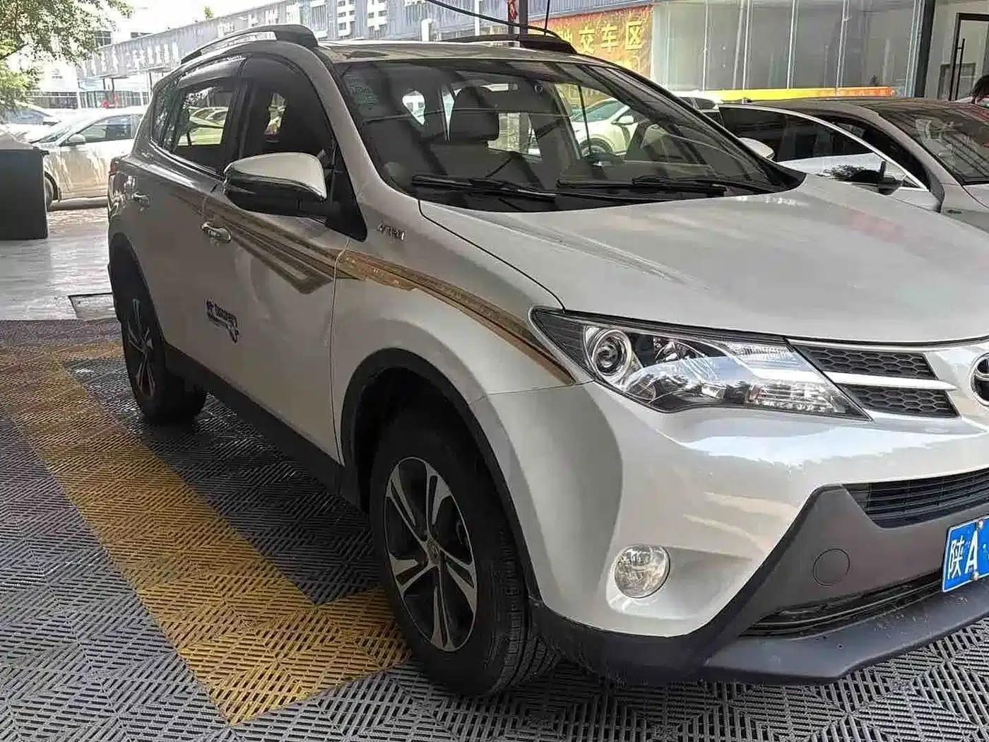 2015 RAV4 2.0L CVT 4WD Elite Edition — миниатюра 3