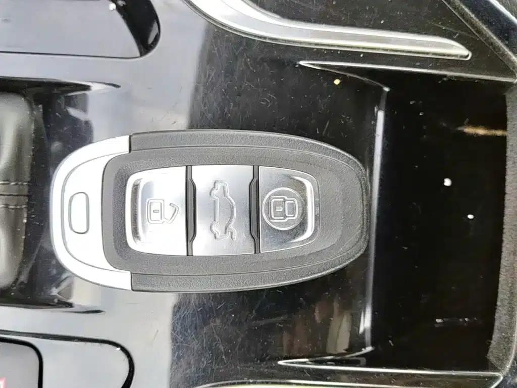 Hongqi E-QM5 2023 Facelift Basic Travel Edition — миниатюра 9