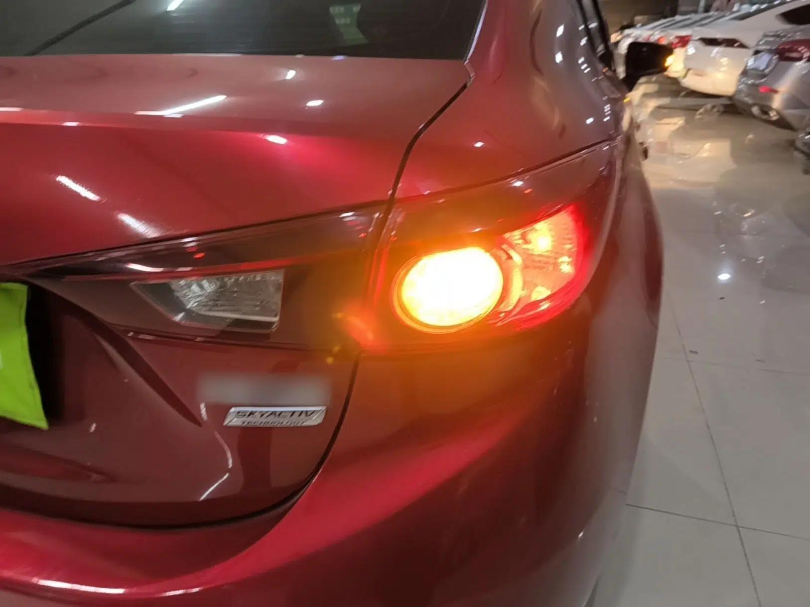 Mazda 3 Axela 2014 Sedan 1.5L Automatic Luxury Model — миниатюра 9