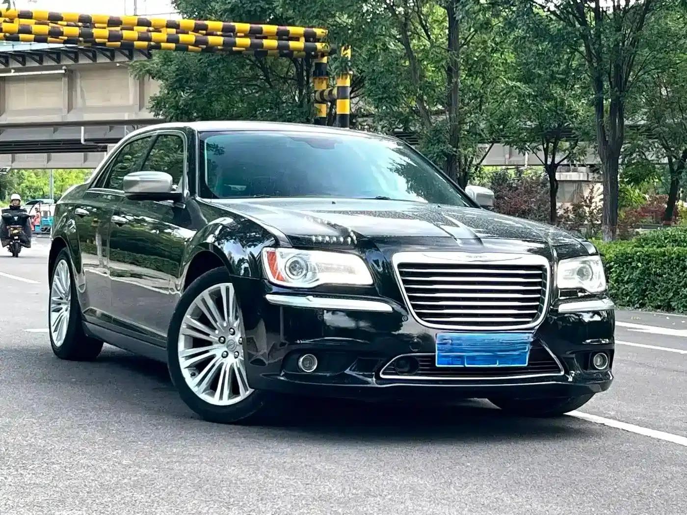 2012 Chrysler 300C Imported Model 3.6L Luxury Edition — миниатюра 3