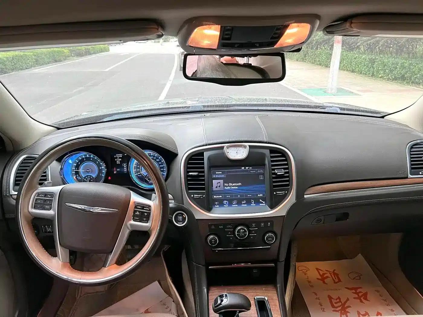 2012 Chrysler 300C Imported Model 3.6L Luxury Edition — миниатюра 6