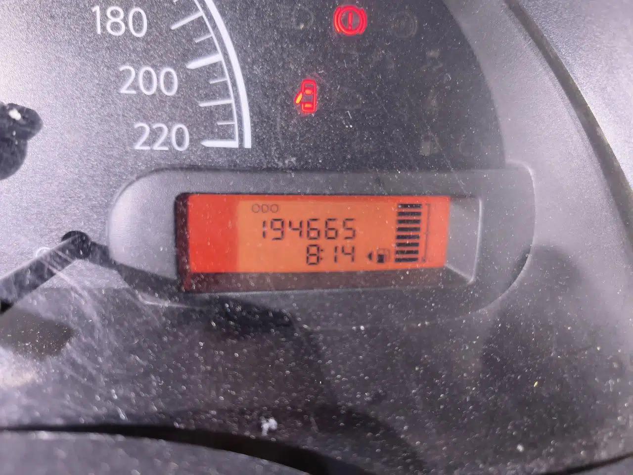 Nissan Sunny 2011 1.5XE Manual Comfort Edition — миниатюра 12
