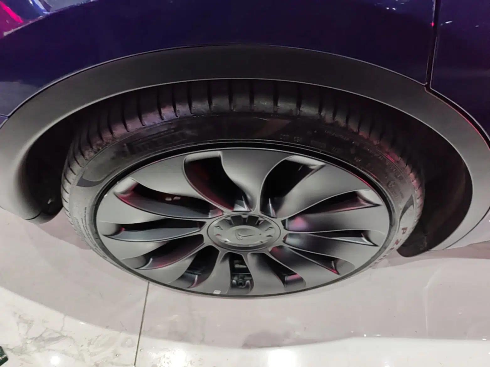Tesla Model Y 2023 High-Performance All-Wheel-Drive Version — миниатюра 11