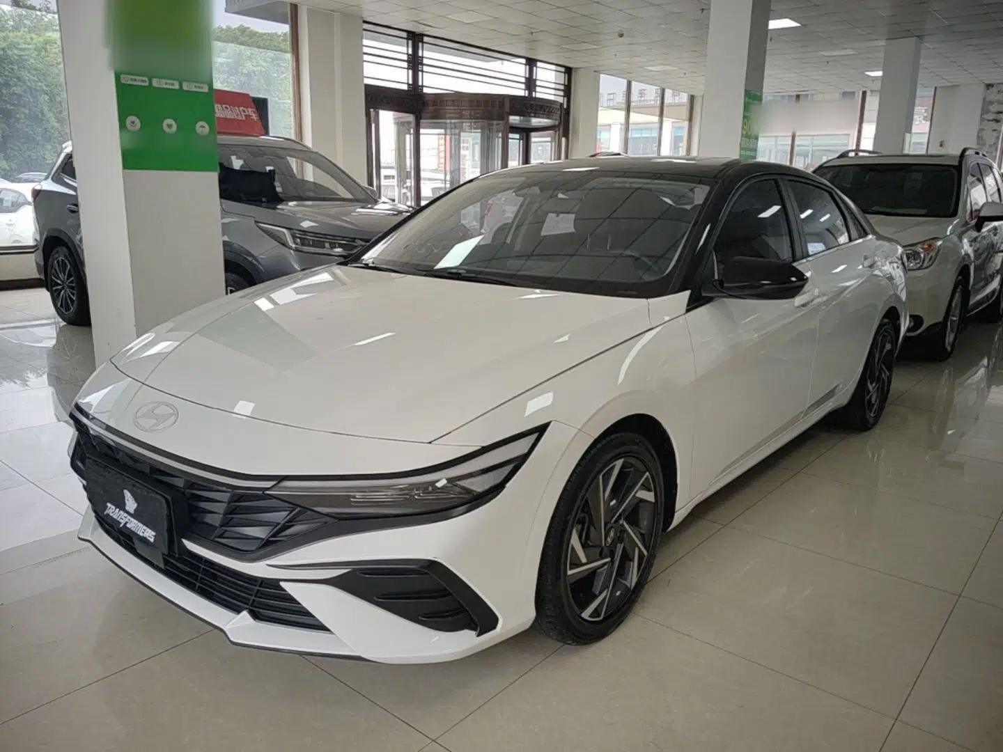 Hyundai Elantra 2023 1.5L CVT LUX Prestige Edition — миниатюра 1