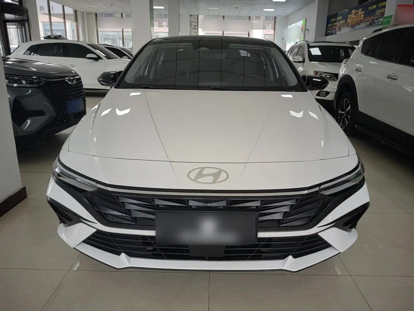 Hyundai Elantra 2023 1.5L CVT LUX Prestige Edition — миниатюра 2