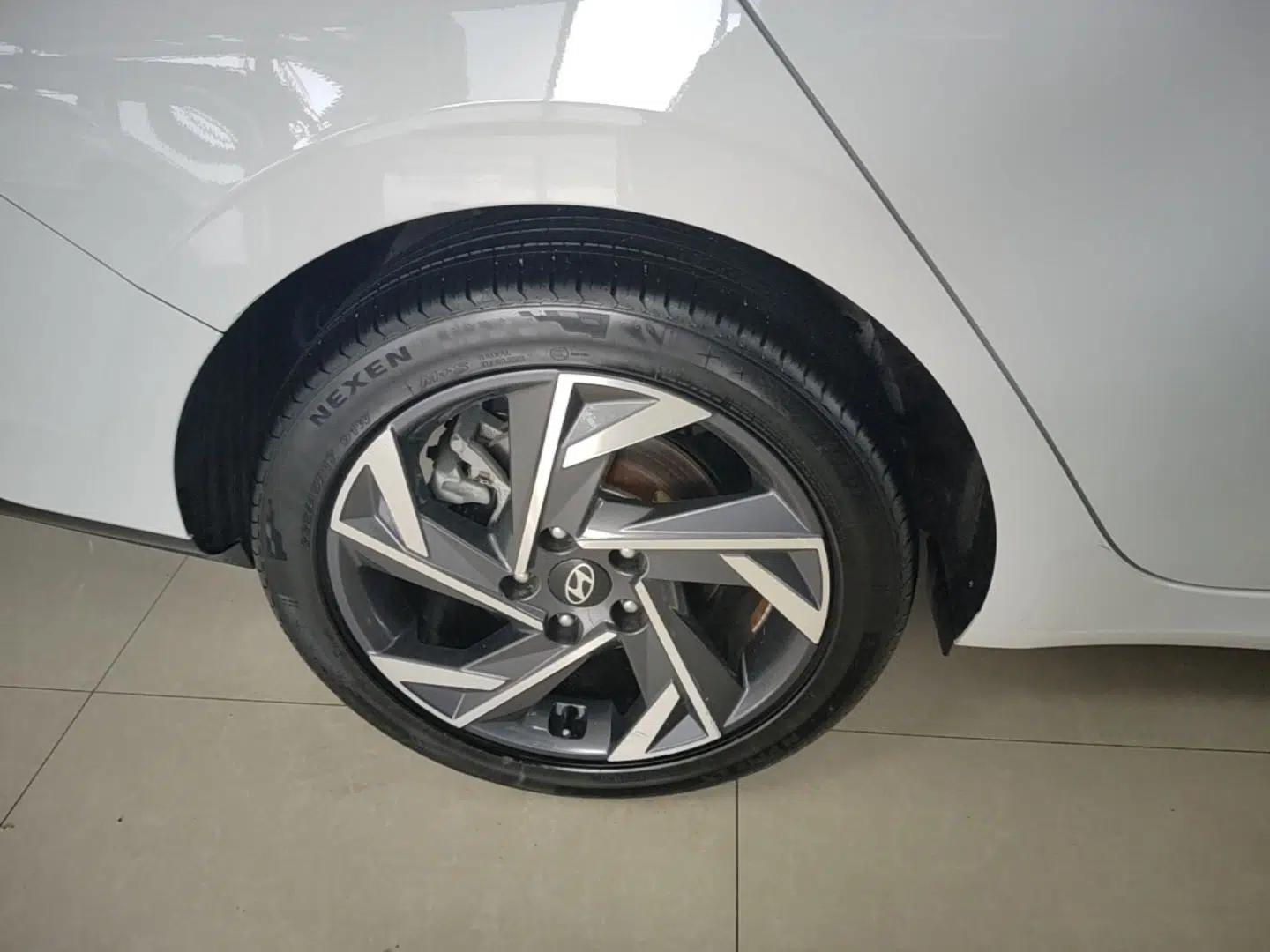 Hyundai Elantra 2023 1.5L CVT LUX Prestige Edition — миниатюра 11