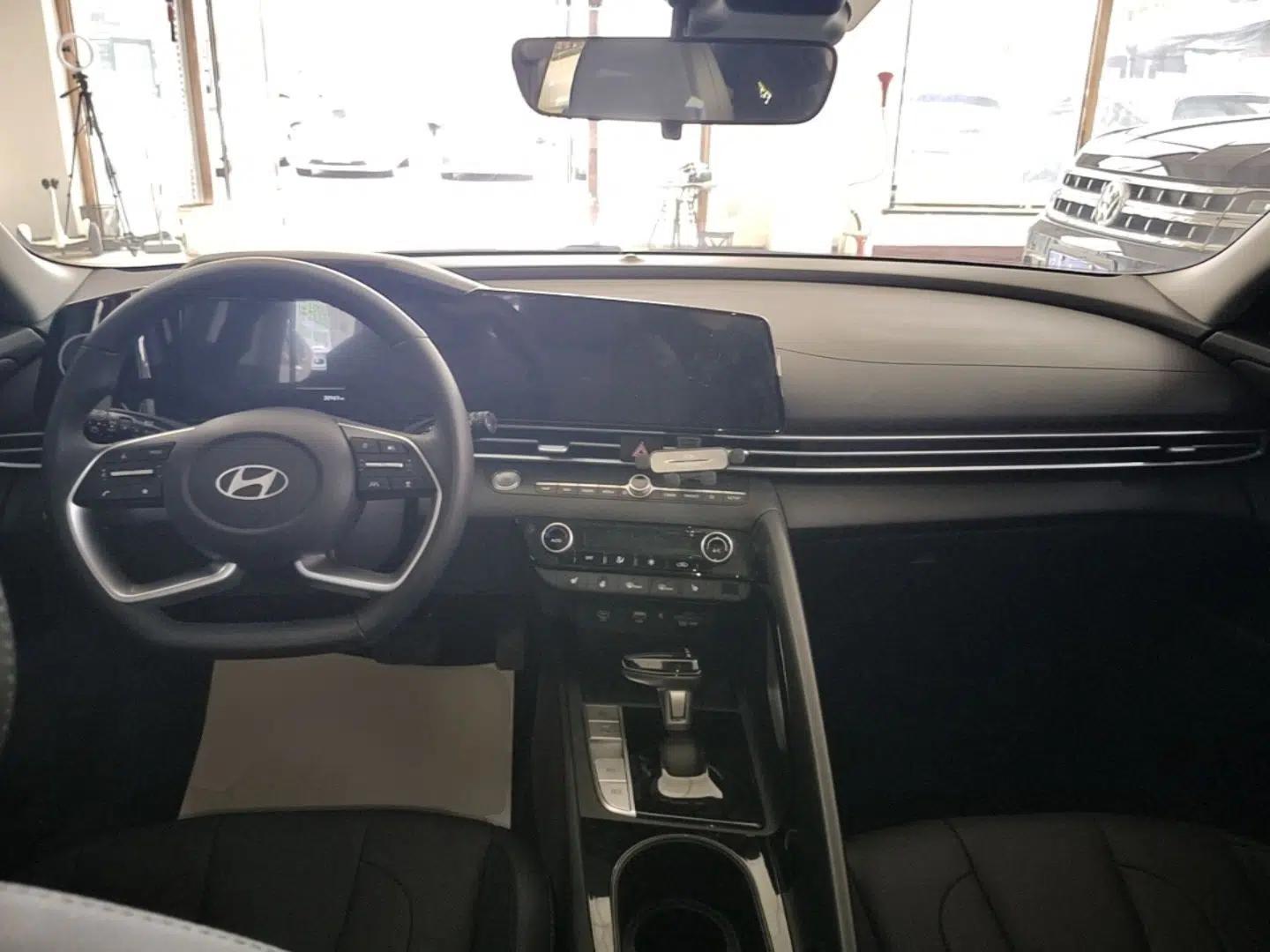 Hyundai Elantra 2023 1.5L CVT LUX Prestige Edition — миниатюра 12