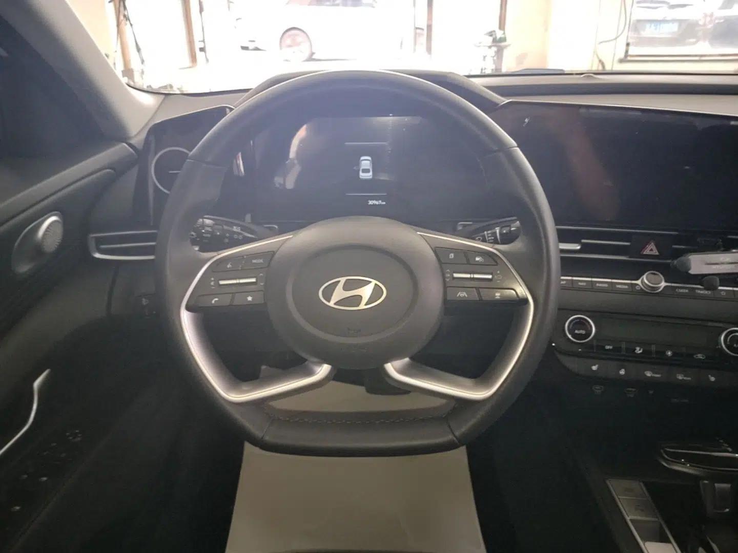 Hyundai Elantra 2023 1.5L CVT LUX Prestige Edition — миниатюра 13