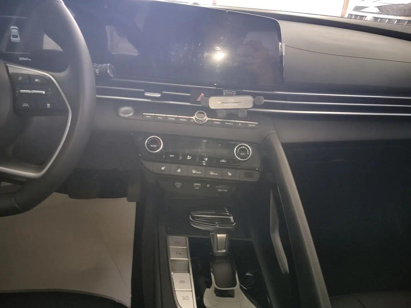 Hyundai Elantra 2023 1.5L CVT LUX Prestige Edition — миниатюра 15