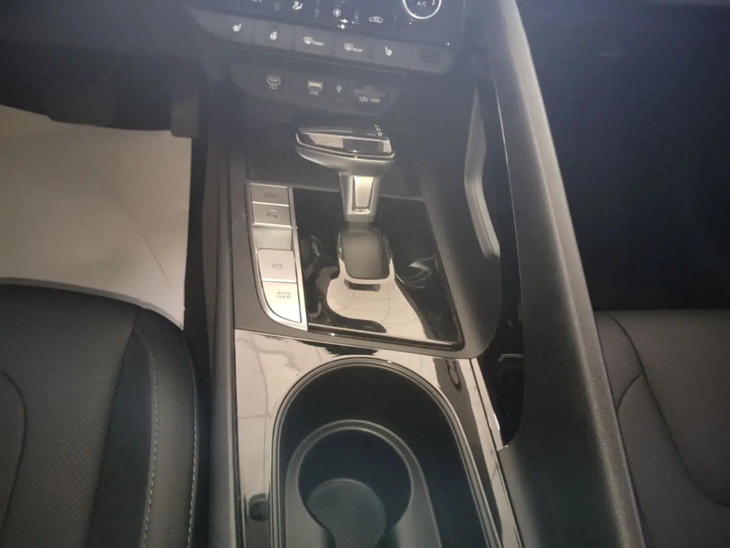 Hyundai Elantra 2023 1.5L CVT LUX Prestige Edition — миниатюра 16