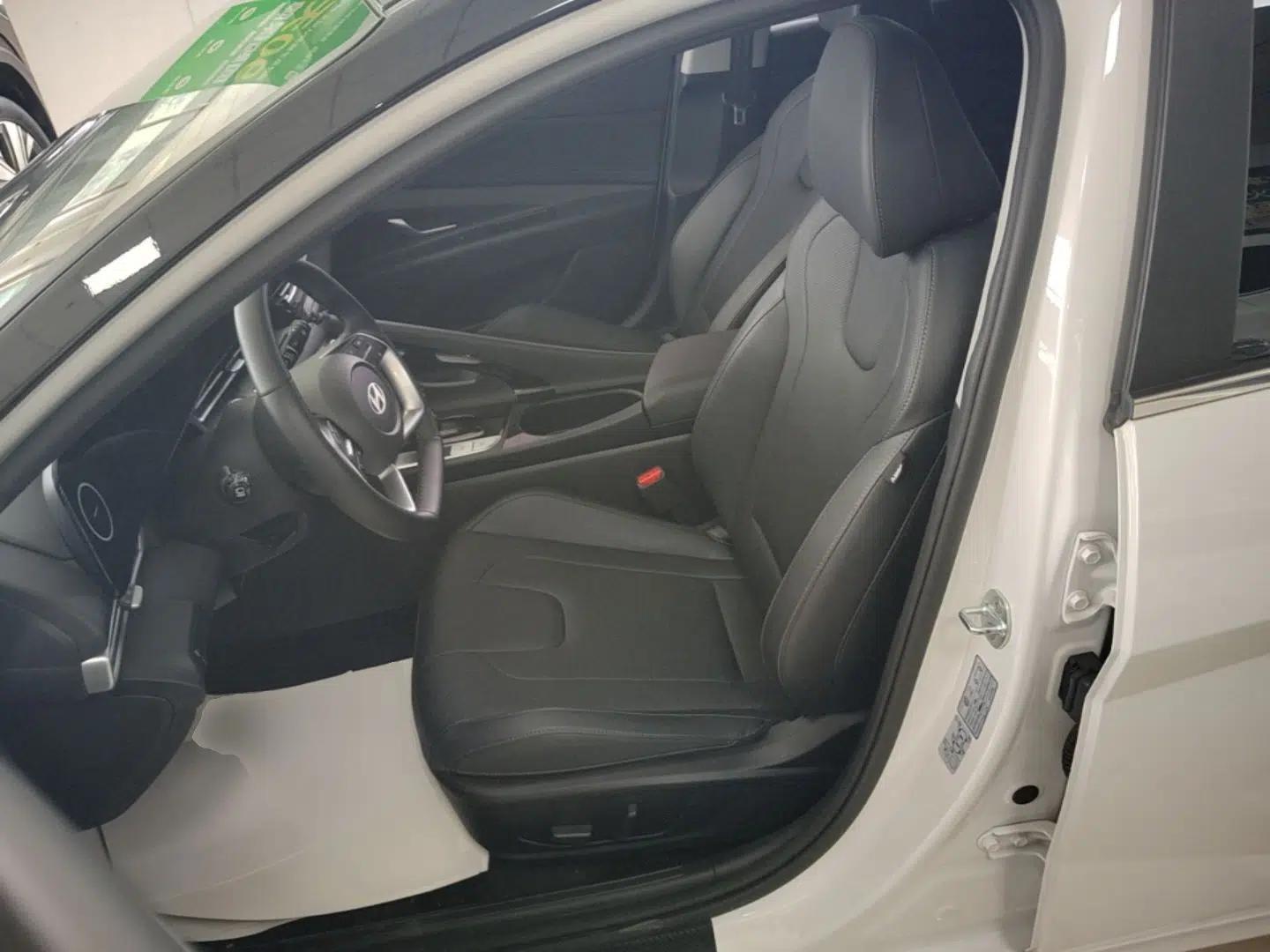 Hyundai Elantra 2023 1.5L CVT LUX Prestige Edition — миниатюра 17