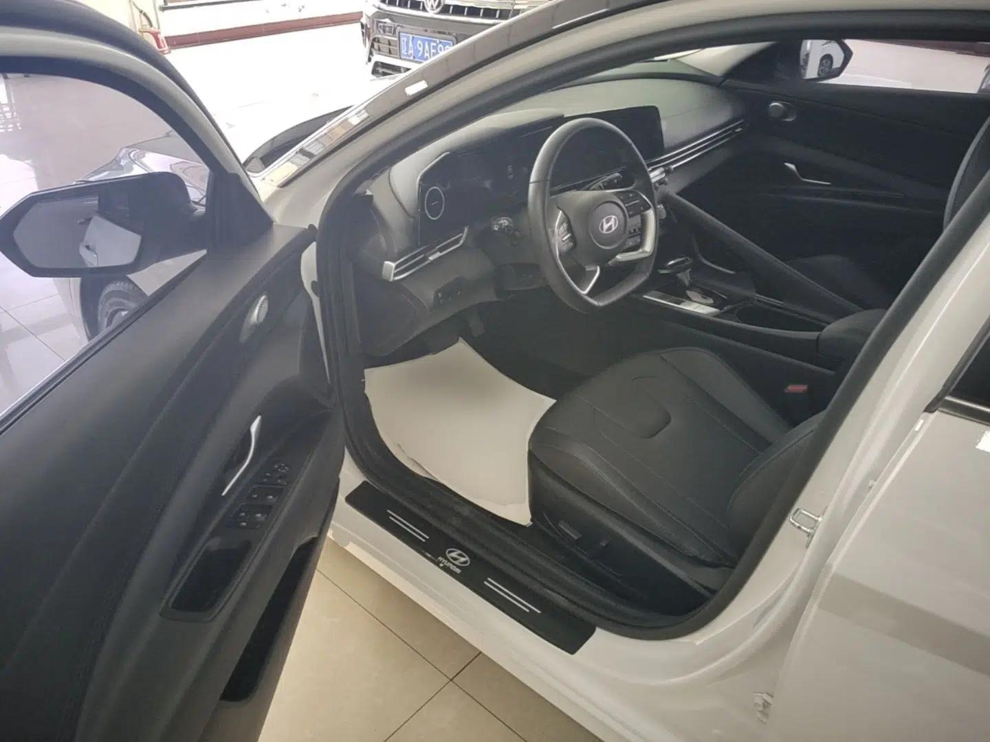 Hyundai Elantra 2023 1.5L CVT LUX Prestige Edition — миниатюра 18