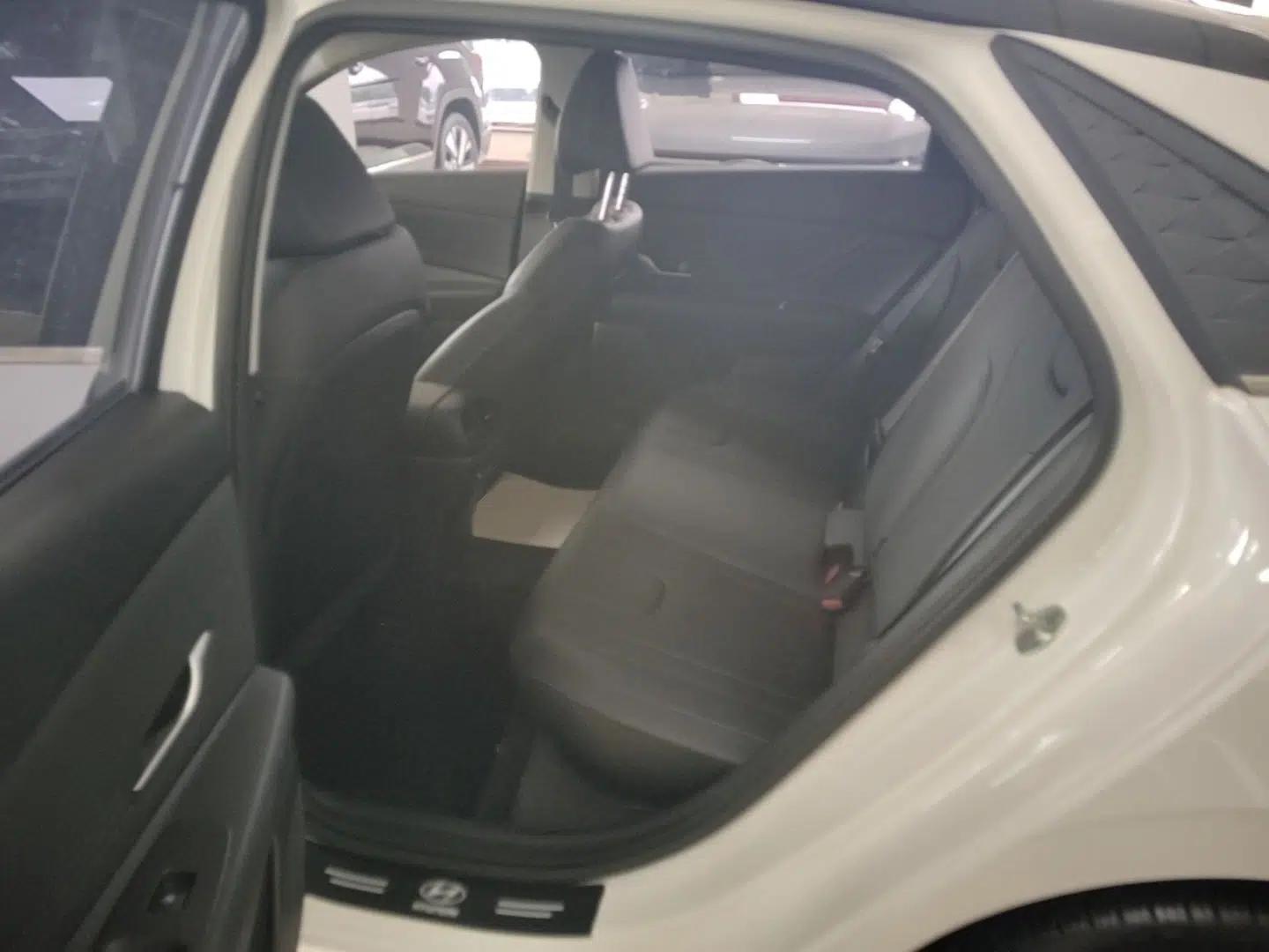 Hyundai Elantra 2023 1.5L CVT LUX Prestige Edition — миниатюра 20