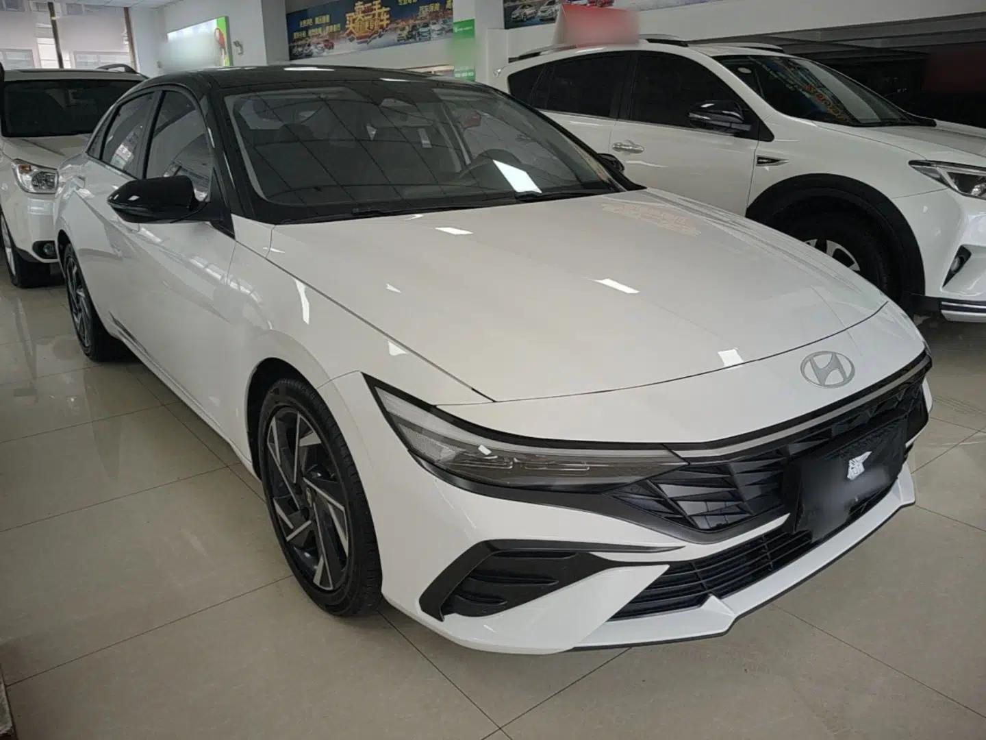 Hyundai Elantra 2023 1.5L CVT LUX Prestige Edition — миниатюра 3