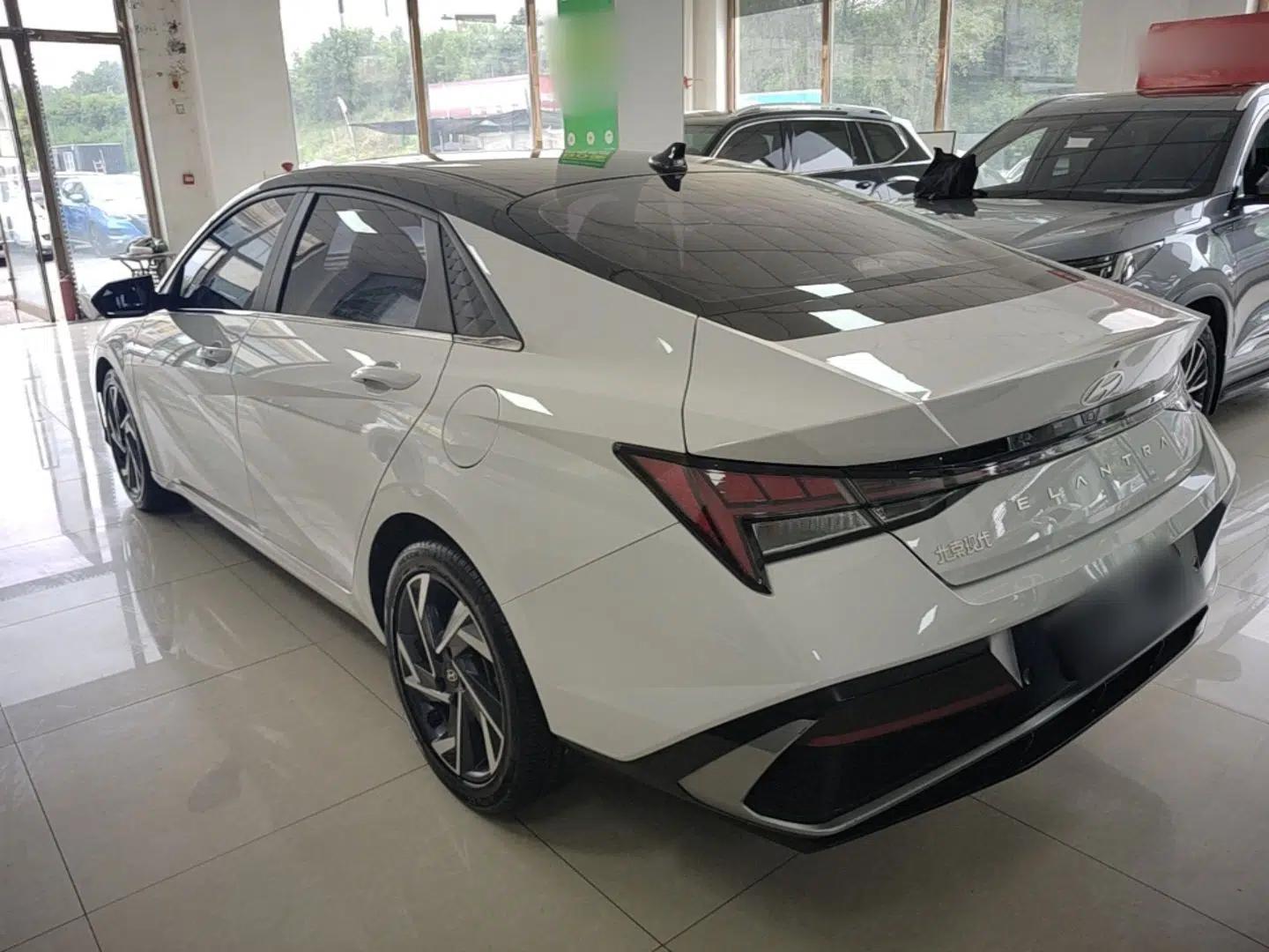 Hyundai Elantra 2023 1.5L CVT LUX Prestige Edition — миниатюра 4