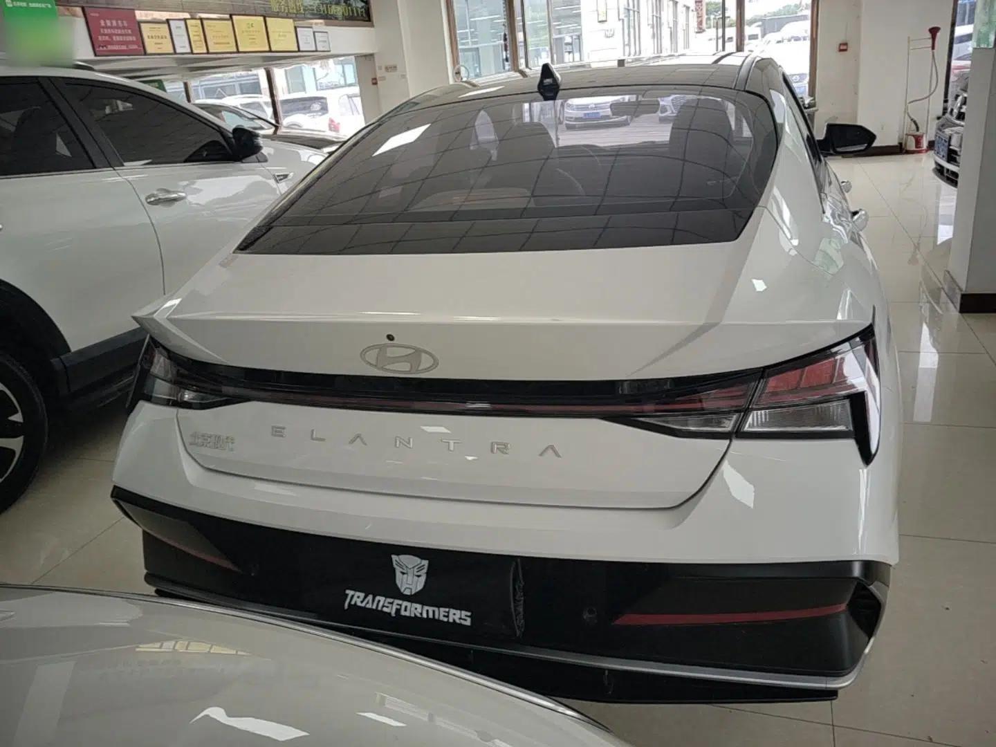 Hyundai Elantra 2023 1.5L CVT LUX Prestige Edition — миниатюра 5