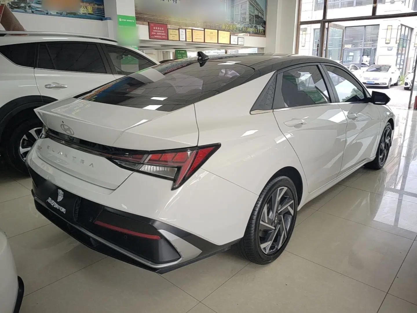 Hyundai Elantra 2023 1.5L CVT LUX Prestige Edition — миниатюра 6