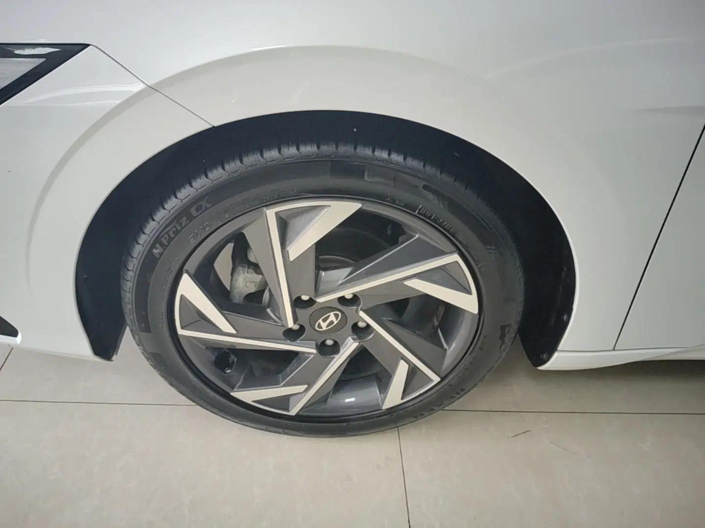Hyundai Elantra 2023 1.5L CVT LUX Prestige Edition — миниатюра 10